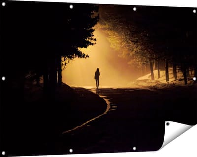 Gards Tuinposter Persoon op een Donkere Weg in het Bos - 120x80 cm - Tuindoek - Tuindecoratie - Wanddecoratie buiten - Tuinschilderij