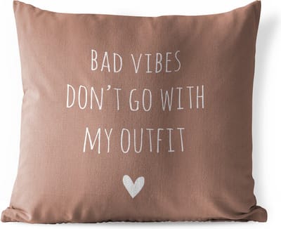Tuinkussen - Engelse quote "Bad vibes don't go with my outfit" met een hartje tegen een bruine achtergrond - 40x40 cm - Weerbestendig