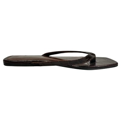 Totême Flip-Flop teenslippers met krokodillenprint in bruin leer