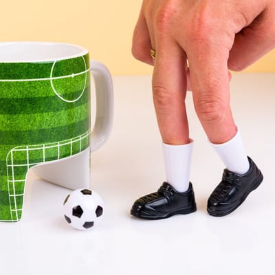 Voetbal Mok - Inclusief 2 Schoenen en Bal - 12,5 x 10 cm - 280 ml - Magnetron- en Vaatwasserbestendig - Origineel Cadeau voor Voetbalfans
