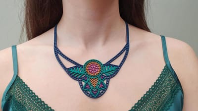 Batucada - India - Collier van Plantaardige Oorsprong en Hypoallergeen - Vrouwen Ketting met mandala patronen - Antiallergisch Halsketting - Blauw - Groen - Oranje - Roze - lengte 40/45 cm – effect Tattoo - ziet er uit als Rubber