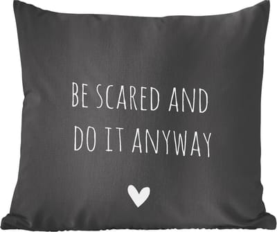 Sierkussens - Kussentjes Woonkamer - 60x60 cm - Engelse quote "Be scared and do it anyway" met een hartje tegen een zwarte achtergrond