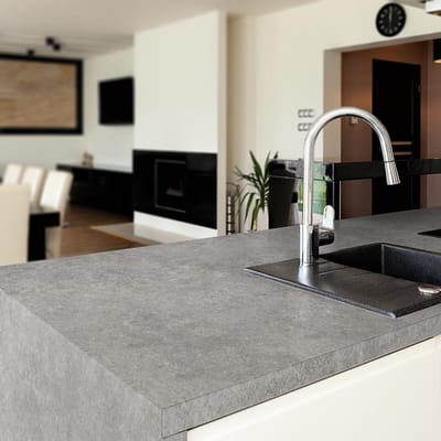 Zelfklevende vinylfolie op rol, per meter verkocht - Afwasbare sticker voor keukenmeubels, kasten en deuren - Geborsteld beton - 60x200 cm