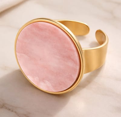 Lundholm luxe Ring Dames Goud Kleurig met Natuur Steen Roze - Verstelbare Ring One Size - Verstelbare Cuff Ring met Grote Roze Natuursteen – Gold Plated PVD Amee Serie