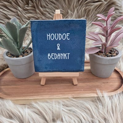 Robuust Wenstegeltje “Houdoe & Bedankt” – Brabants cadeau – Trendy nu – Cadeau – Afscheid werk – Decoratief Tegeltje met Standaard – Cadeau Idee