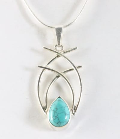 Opengewerkte zilveren hanger met turkoois aan ketting