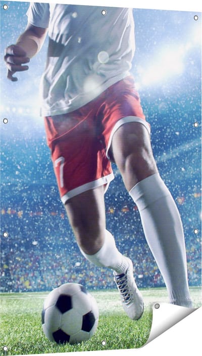 Gards Tuinposter Voetbal Speler met de Bal in een Druk Stadion - 80x120 cm - Tuindoek - Tuindecoratie - Wanddecoratie buiten - Tuinschilderij