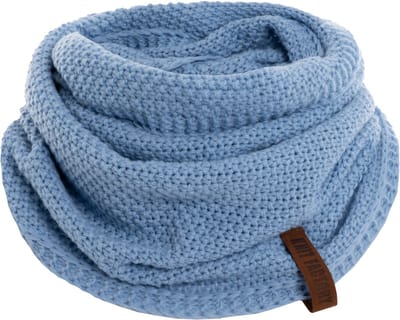 Knit Factory Coco Gebreide Colsjaal - Ronde Sjaal - Nekwarmer - Wollen Sjaal - Lichtblauwe Colsjaal - Dames sjaal - Heren sjaal - Unisex - Crystal Blue - One Size