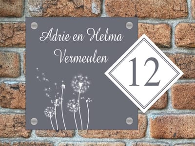 Naambordje / huisnummer voordeur paardenbloem met nummer grijs