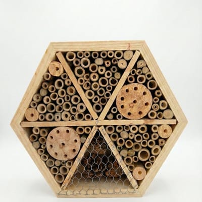Hexagon Insectenhotel - Bijenhotel - Goed voor Insecten in de Tuin - Vlinderkast - Vlinderhotel - Natuurmonumenten Insectenhuis -Vlinderhuis - Bijenkast - Animal King - Hout