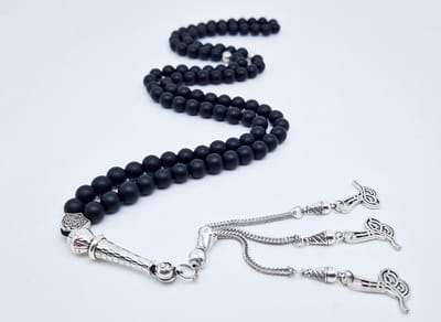 Handgemaakte tesbih "Tasbih" natuursteen "Mat zwart onyx" - Aantal kralen 99 - Diameter kralen 8MM - met metaal tassel "Arabische kalligrafie" - Een mooi cadeau-idee