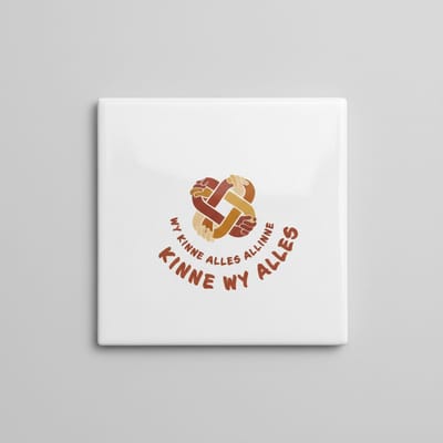 “Wy Kinne Alles Allinne Kinne Wy Alles” Keramische Tegel met Eenheidssymbool – Inspirerende Quote Wanddecoratie – 15 × 15 cm