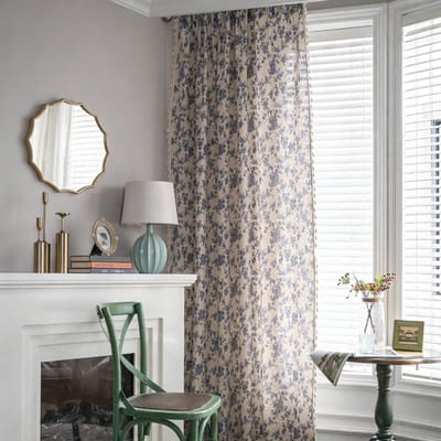 Floraweg: blauw-witte gordijnen in rustieke stijl met bloemenmotief en witte kwastjes; halfverduisterende katoen-linnen stof; kant-en-klare gordijnen voor de woonkamer en het balkon, 140 x 160 cm