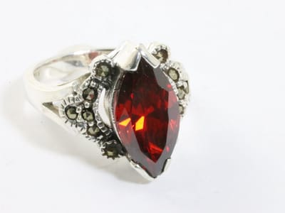 Zware zilveren ring met granaat en marcasiet - maat 16