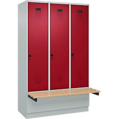 C+P Evolo Plus garderobekast, 3 vakken, elk 400 mm breed, sokkel, zwevende bank, B 1200 x D 815 x H 1950 mm, draaischroef, lichtgrijs/ruy rood
