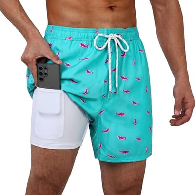 Turquoise wit zwembroek heren met haaien print, elastische tailleband met wit trekkoord, korte zwemshort met binnenbroek en all over patroon maat M