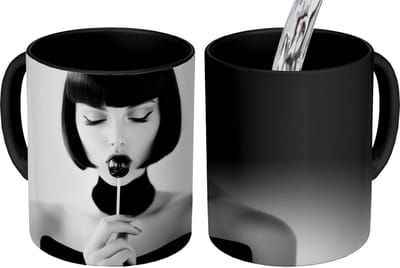 Magische Mok - Foto op Warmte Mokken - Koffiemok - Vrouw - Lolly - Zwart - Wit - Magic Mok - Beker - 350 ML - Theemok