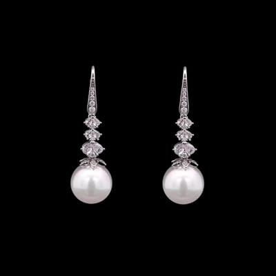 Victoria Valenza Zilverkleurige Lange Parel Oorbellen met Zirkonia Stenen - Oorhangers - Zilverkleurig - Parel oorbellen - Zirkonia