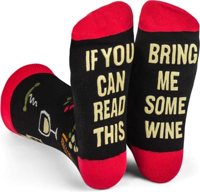 Malinsi® Grappige Sokken Wijn - Bring me some Wine - Leuke AntiSlip Huissokken Dames Heren - Gekke Cadeaus Drank - Cadeautjes Volwassenen - Funny Socks - Vrolijke Slofsokken met Tekst - Cadeau voor Mannen & Vrouwen - Moederdag Geschenk Giftset