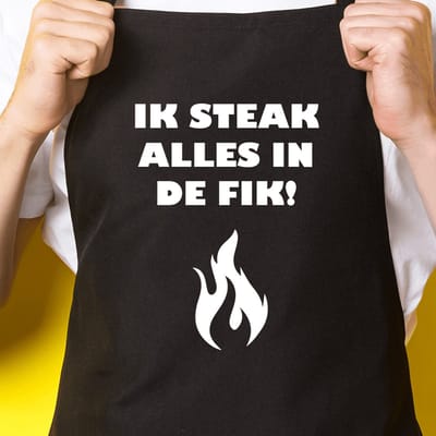 Zwart keukenschort / BBQ-schort met tekst | Ik steak alles in de fik | Katoen - One size - Verstelbaar - Wasbaar - Cadeau voor hem - Vaderdag - Gratis verzending - Cadeau voor Kerst & sinterklaas | Incl. 2 jaar garantie