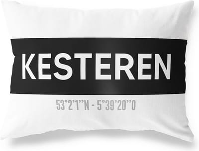 Tuinkussen KESTEREN - GELDERLAND met coördinaten - Buitenkussen - Bootkussen - Weerbestendig - Jouw Plaats - Studio216 - Modern - Zwart-Wit - 50x30cm