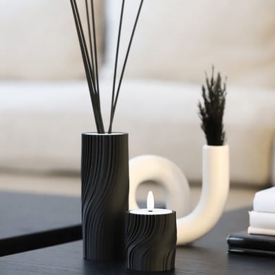 Giftset Geurstokjes Infinity Zwart – Geurstokjeshouder & LED Kaars, Geur Cozy Plaid, Luxe Interieurparfum & Perfect Cadeau