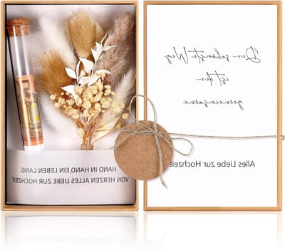Geldcadeau voor de bruiloft met geschenkdoos, uitnodiging, gedroogde bloemen en kraft label