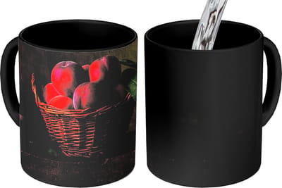 Magische Mok - Foto op Warmte Mokken - Koffiemok - Mand - Pruim - Roze - Rustiek - Fruit - Stilleven - Magic Mok - Beker - 350 ML - Theemok