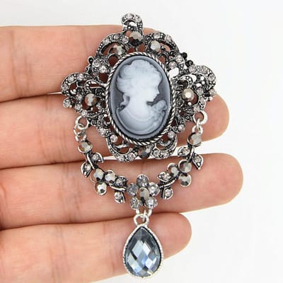 Broches Badges Alliage Cristal Relief Mode Vintage Classique Femmes Hommes Pendentif Dame Baroque Rétro Vêtements Manteau Épingles Corsages Cadeau gray