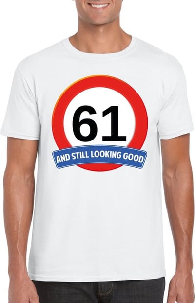 61 jaar and still looking good - t-shirt met verkeersbord print - wit - voor heren - verjaardag cadeau - party - feestartikelen 61 jarige S