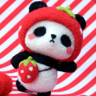 Kit de feutrage à l'aiguille DIY Fait main Laine Pendentif Matériaux Forme Panda Dessin Animé pour Débutants Small Strawberry red