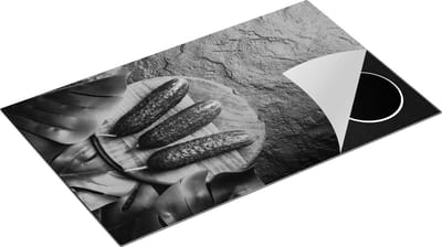 Chefcare Inductie Beschermer Komkommers met Bladeren op Zwarter Marmer - Zwart Wit - 85x52 cm - Afdekplaat Inductie - Kookplaat Beschermer - Inductie Mat