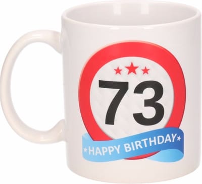 Beallatio Decorations - 73 jaar Verjaardag koffiemok - cadeau beker - stopbord print met happy birthday - 300 ml - keramiek - wit
