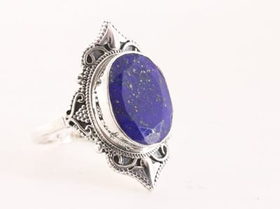 Bewerkte zilveren ring met gefacetteerde lapis lazuli - maat 18
