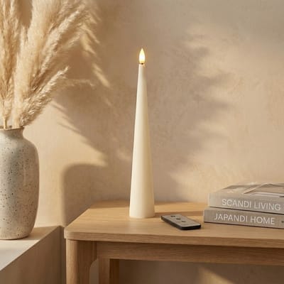 OMNIEXA LED kaars Kegelvorm Crème - 33,5 cm Hoog - Echte Was - Glad Cone Design - Met Afstandsbediening & Timer - 3D Vlam