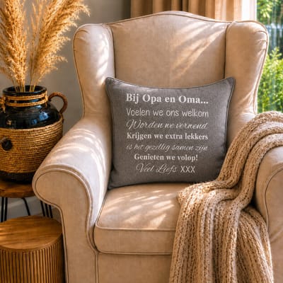 Sierkussen Kussen met tekst bedrukt cadeau | Regels voor Bij Opa en Oma Thuis | grijs met opdruk wit met vulling | 50x50 cm | vaderdag verjaardag opa man hoera jullie worden grootouders zwangerschapsaankondiging zwangerschap aankondiging