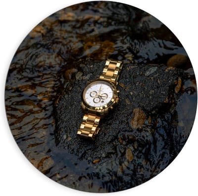 Dibond Wandcirkel - Goude Horloge op Waterige Steen - 90x90cm Foto op Aluminium Wandcirkel (met ophangsysteem)