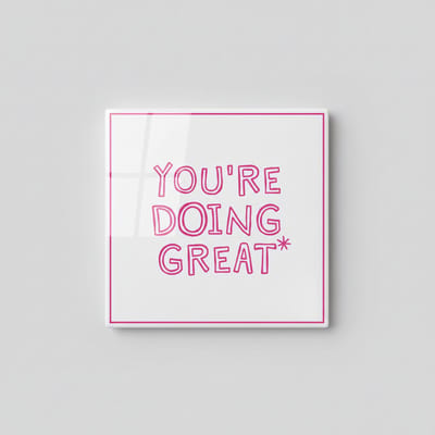 Motivatie Tegel “You’re Doing Great” – Minimalistische Roze Typografie Wanddecoratie – Keramische Tegel 15 × 15 cm