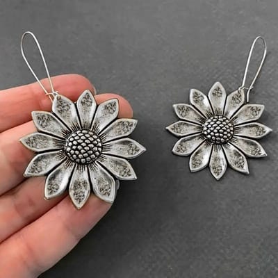 Boucles d'oreilles pendantes délicates en forme de tournesol Huitan, bijoux de fête d'anniversaire pour femmes, accessoires floraux de style métallique exquis pour femmes black