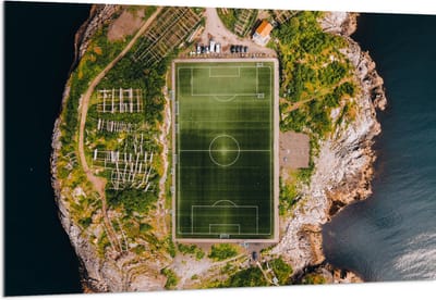 Acrylglas - Bovenaanzicht van het Henningsvaer Voetbal Stadion in Noorwegen - 150x100 cm Foto op Acrylglas (Met Ophangsysteem)