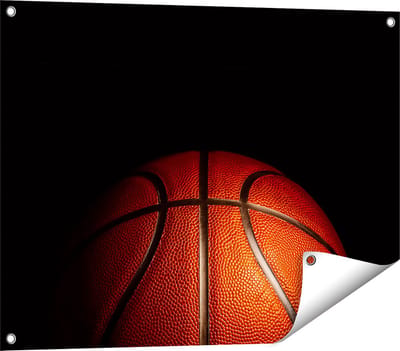 Gards Tuinposter Basketbal op een Zwarte Achtergrond - 80x60 cm - Tuindoek - Tuindecoratie - Wanddecoratie buiten - Tuinschilderij