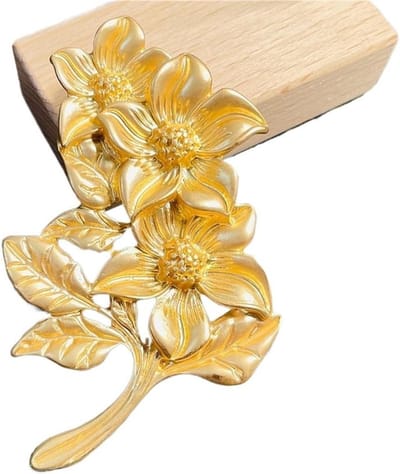 Bloemen Broche - Bloem Pin - Accessoire Versieren - Driedimensionaal Ontwerp - 10 x 10 x 3 cm - Goudkleurig