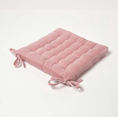 Homescapes stoelkussen – fluweel zitkussen – roze – 40x40 cm – met lint – voor eetkamer & buitengebruik