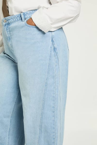 boohoo Dames Plus Midden-Taille Gedraaide Naad Barrelleg Jeans | Bleach Wash | Maat: 16
