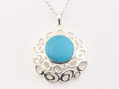 Grote opengewerkte zilveren hanger met blauwe turkoois aan ketting