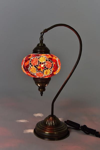 Handgemaakte lamp - tafellamp boogmodel 45 cm - rood en wit - mozaïek glas en bronskleurig metaal