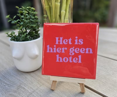 Tegeltje Het is hier geen Hotel - Hippe Spreuktegel - Keramisch - Tekst Tegel - Quote - Tegeltje met Print - Humor - Fun - Cadeau - Kado