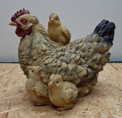 Kip met 3 Kuikens Decoratiebeeld – 21 cm Hoog – Landelijke Broedende Kip (Kloek) met Kuikentjes voor Binnen en Buiten – Handgeschilderd Tuinbeeld