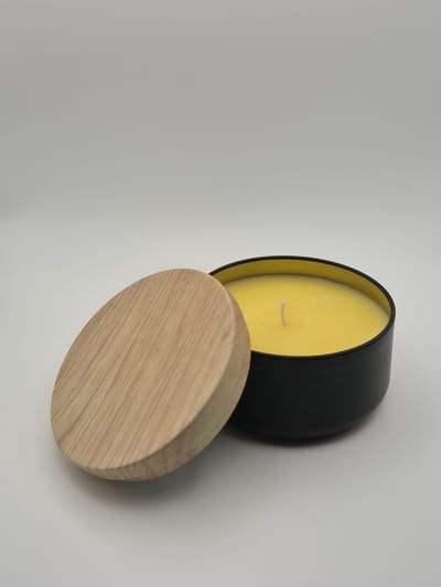 Citronella Geurkaars met Houtlook Deksel - Anti Muggen Kaars - Buitenkaars - Binnenkaars - Zwart Blik - Geur & Klasse