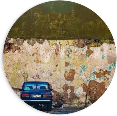 Forex Wandcirkel - Geparkeerde Auto bij Verwoeste Muur - 90x90cm Foto op Wandcirkel (met ophangsysteem)